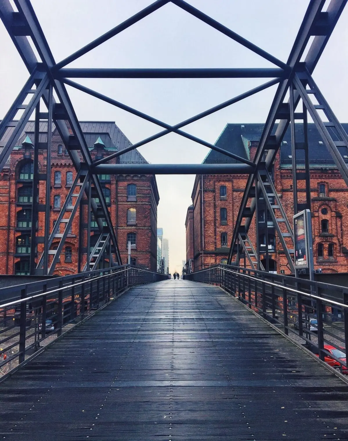 Brücke in der Speicherstadt Hamburg, wenige Schritte von der HafenCity und dem Torii Shigeru