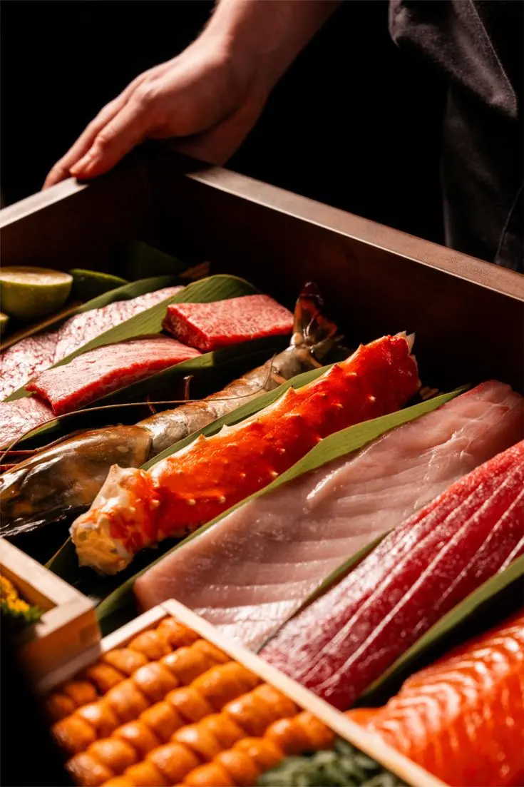 Omakase-Zutaten im Torii Shigeru: Königskrabbe, Garnele und Thunfisch in der Holzbox