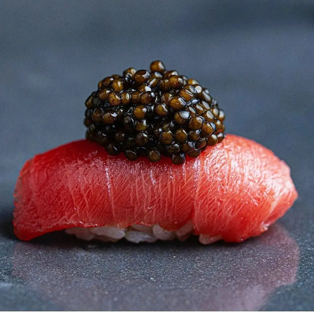 Sushi Restaurant Hamburg: Nigiri mit Kaviar, reduziert angerichtet im Torii Shigeru