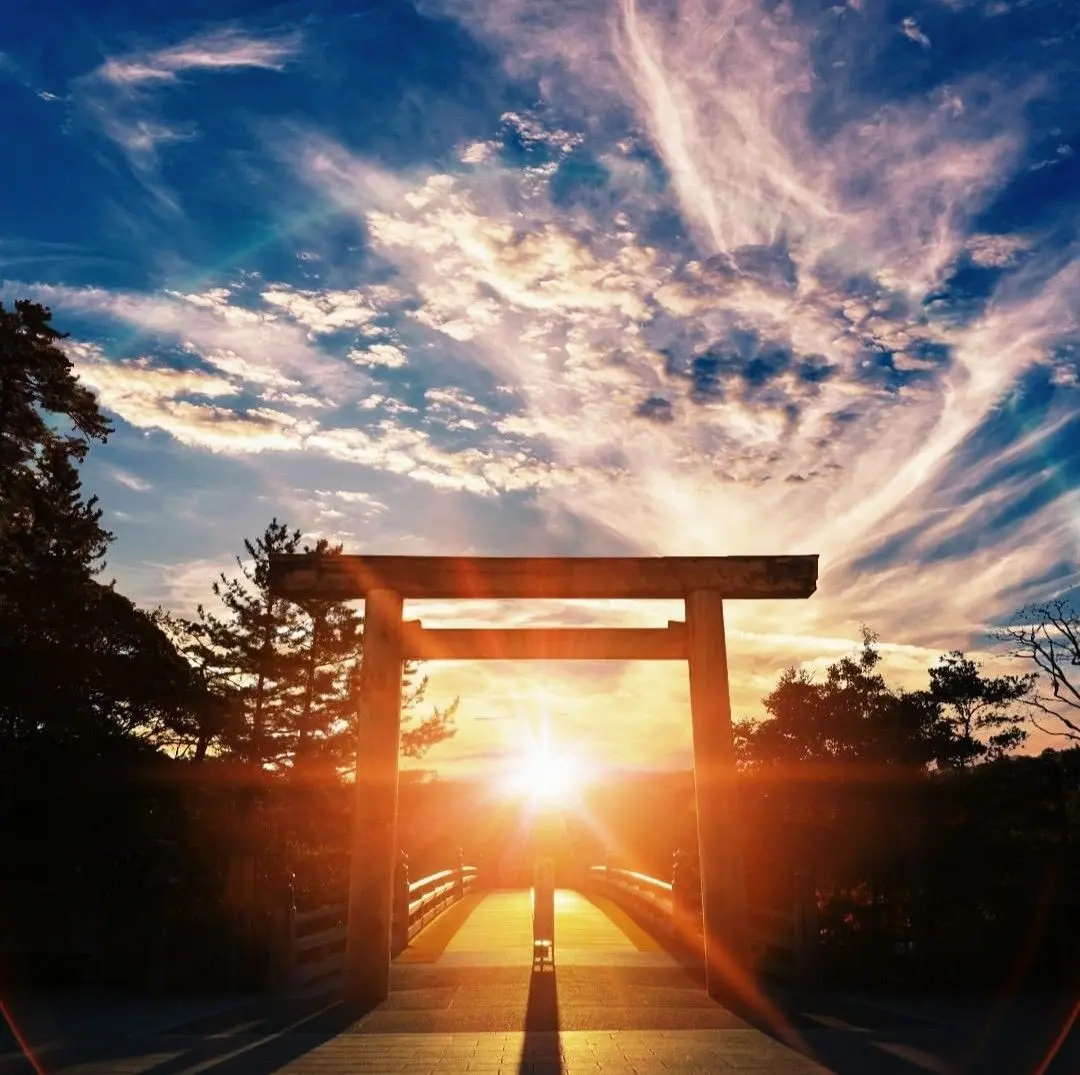 Torii im Abendlicht: das japanische Tor, Namensgeber des Omakase-Restaurants Torii Shigeru in Hamburg